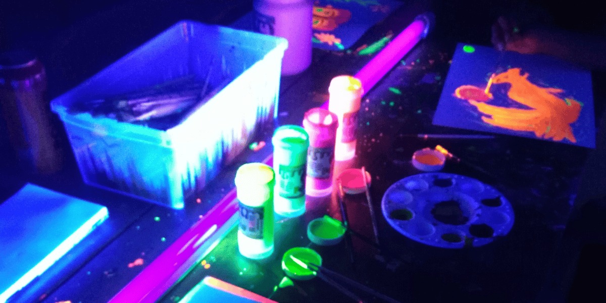 Materiales de colores tomados con luz ultravioleta