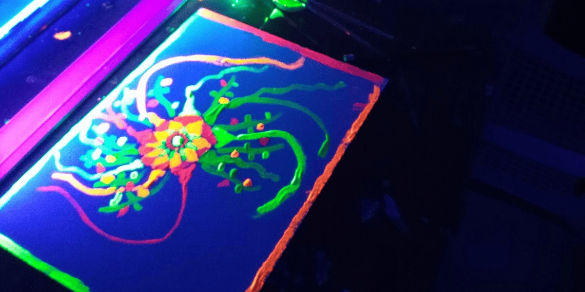 Imagen de una flor de colores con luz UV
