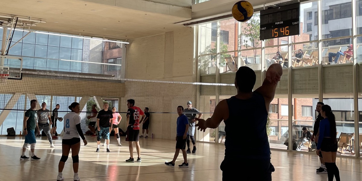 Personas jugando voleybol.
