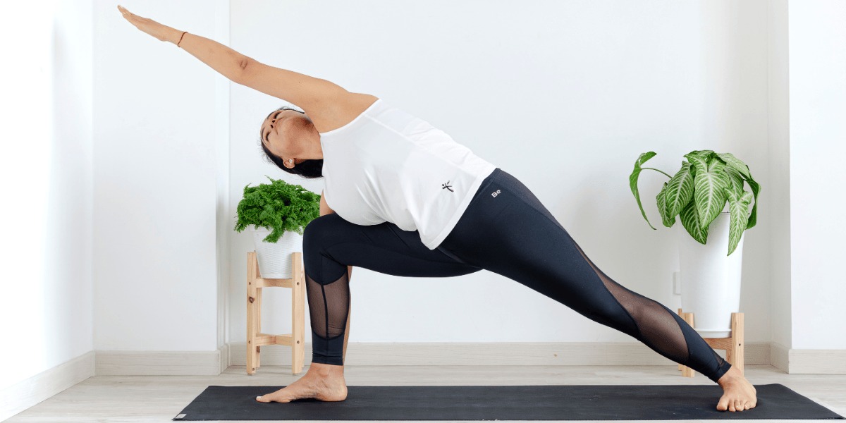 Mujer haciendo estiramiento de yoga.