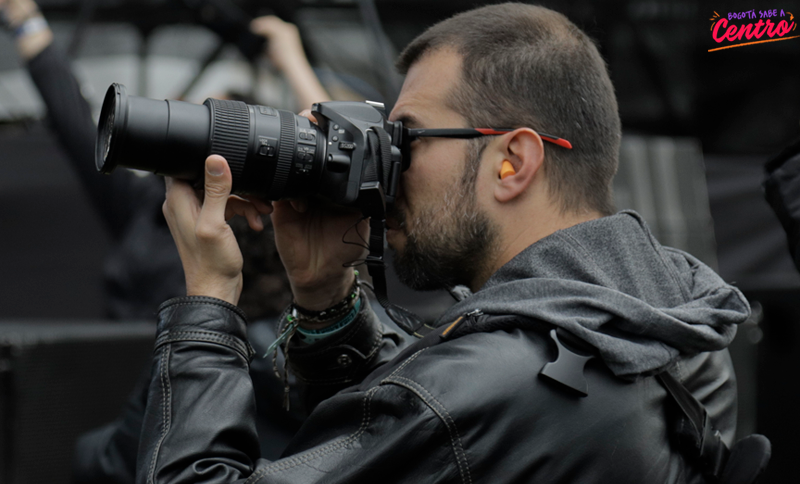 hombre tomando una fotografía