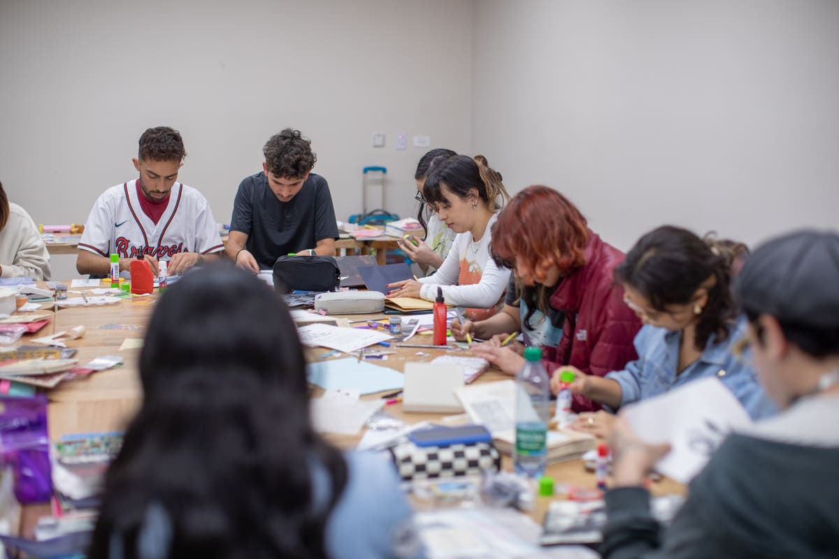 Personas en taller