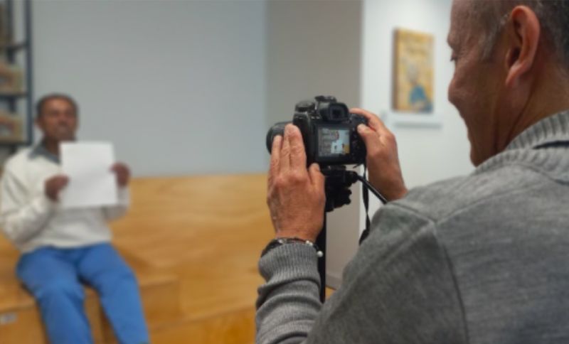 Hombre filmando a otro hombre en cámara