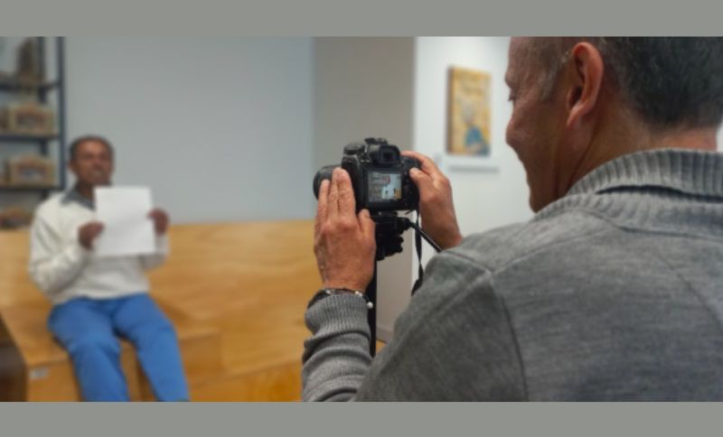 Hombres adultos trabajando en temas audiovisuales
