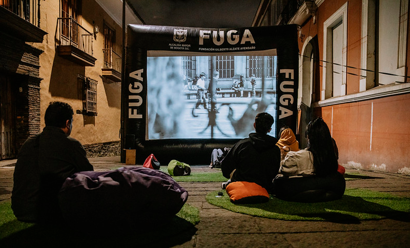 personas viendo cine al aire libre