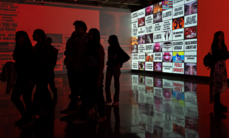 Personas observando una exposición