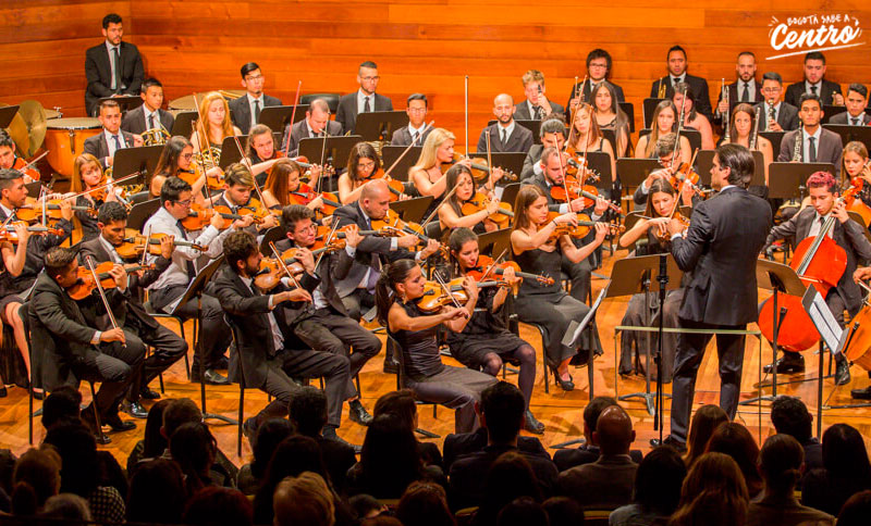 Grupo filarmónico en un escenario