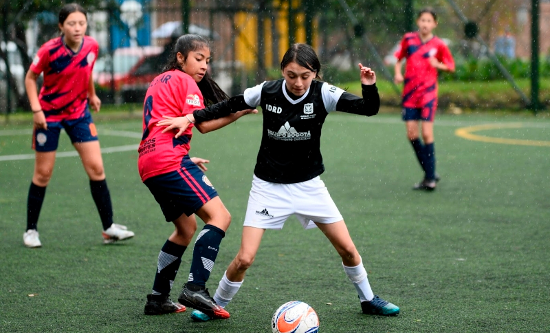 mujeres jugando fútbol