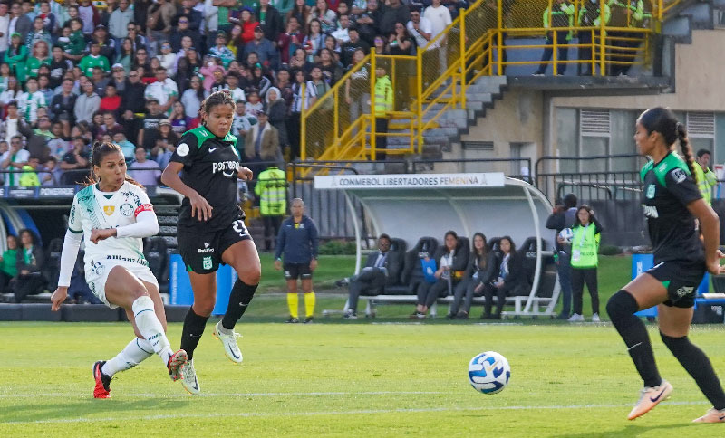 Mujeres jugando fútbol