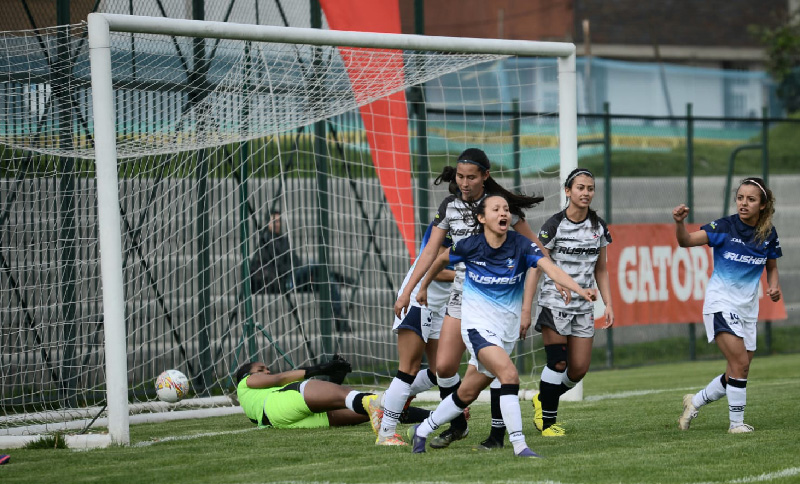 mujeres jugando fútbol
