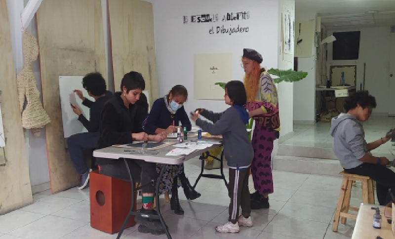 Personas en una galería de arte