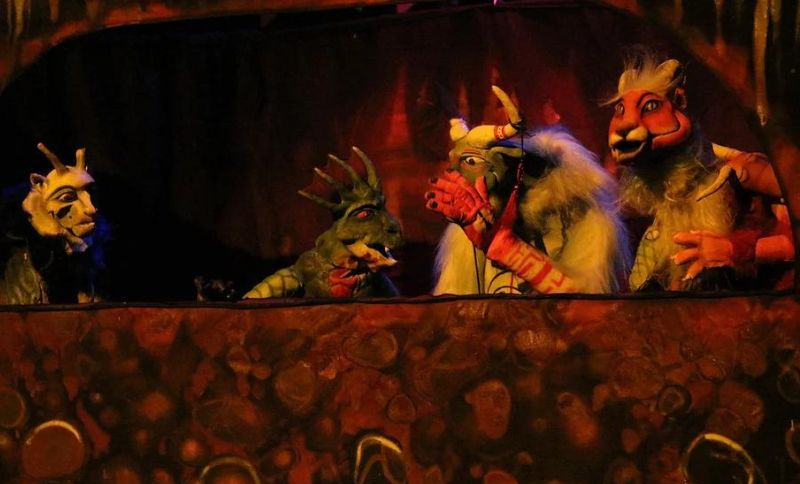 Personajes de la obra 'Gárgola y Quimera' en escena