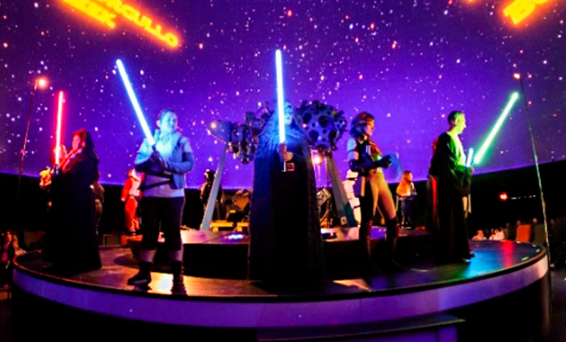 Niños en una tarima disfrazados de personajes de Star Wars