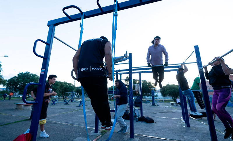 Personas entrenando en gimnasios al aire libre