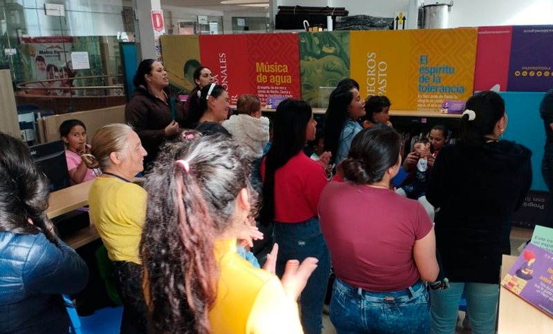 Grupo de personas en una Biblioteca