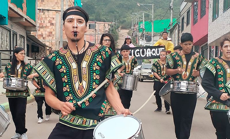 Agrupación tocando tambores en una calle