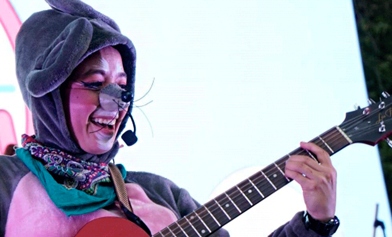 Artista tocando una guitarra
