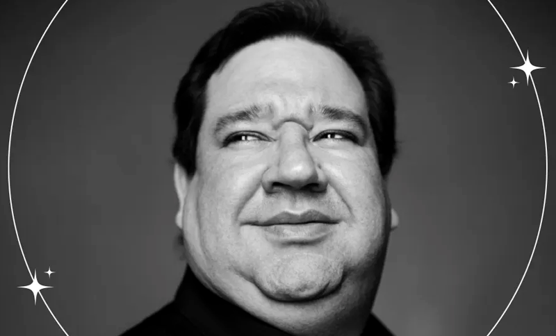 Fotografía a blanco y negro del rostro de un hombre