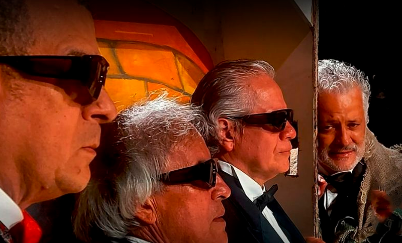 Tres hombres de perfil y un hombre de frente