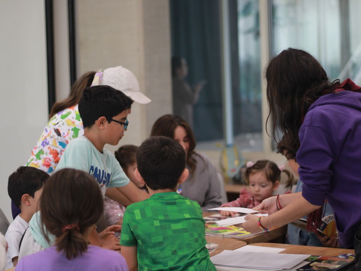 personas en taller creativo