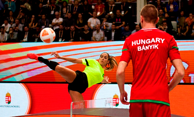 Dos personas jugando Teqball