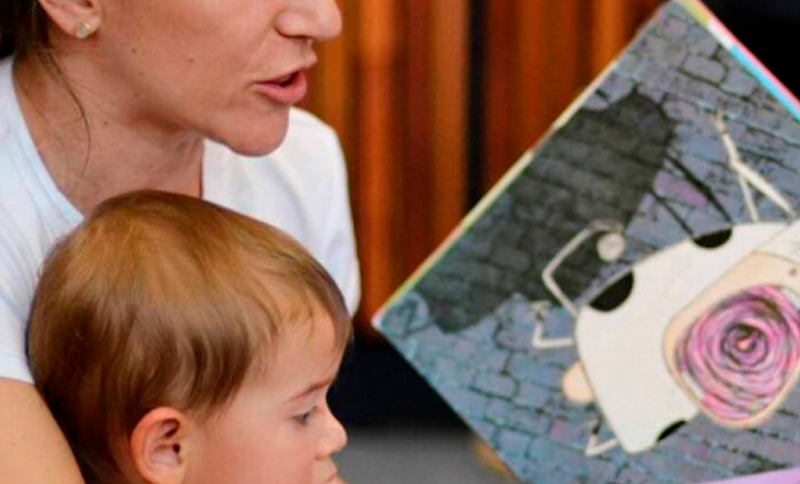 Mamá y niño leyendo un libro