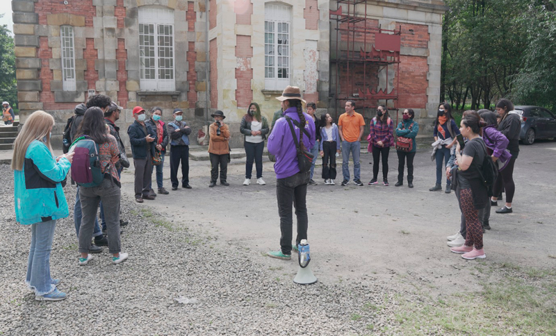 Personas reunidas en el San Juan de Dios