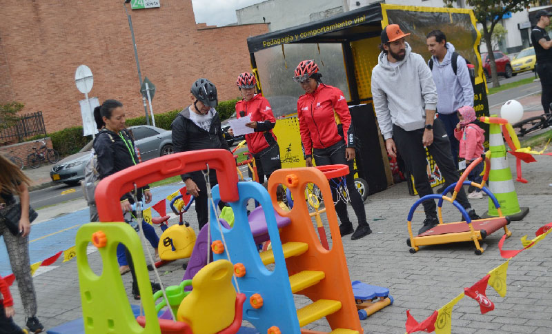 Actividades lúdicas en un parque infantil