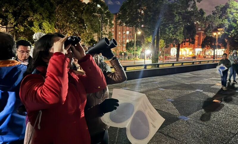 mujer usando telescopio