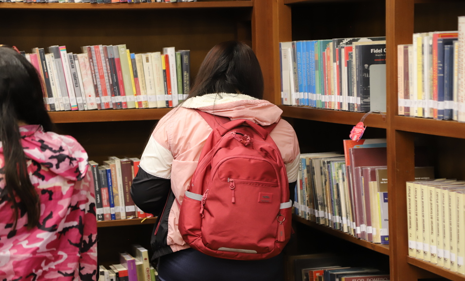 Joven mujer en biblioteca