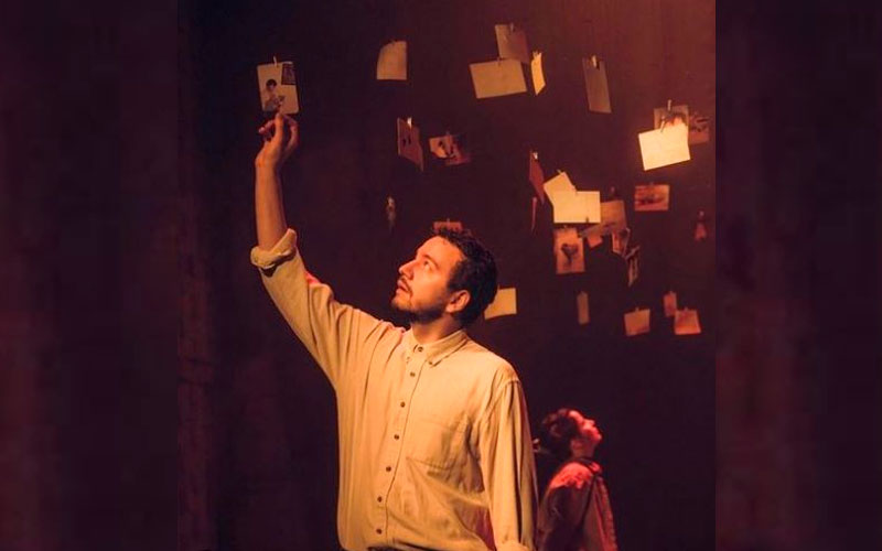 hombre tomando una fotografía con la mano