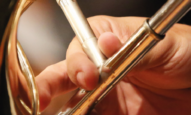 Mano en primer plano tocando un instrumento