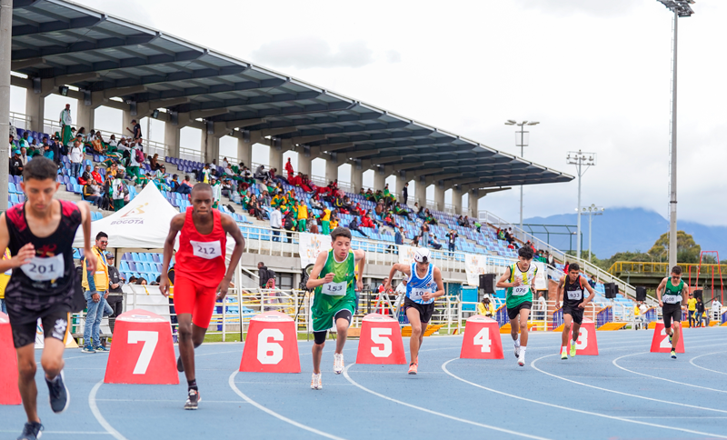 Competidores en una carrera de atletismo