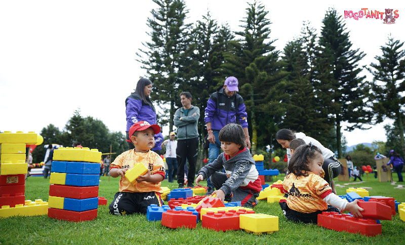 Niñas y niños jugando al aire libre