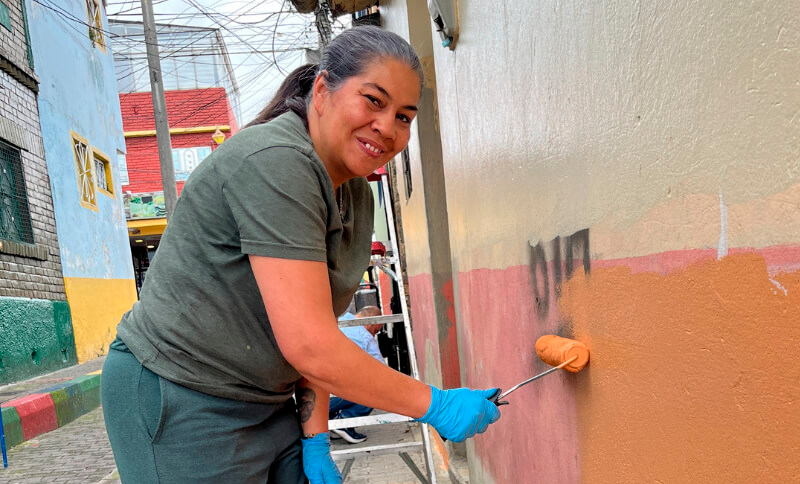 Jornada de enlucimiento de fachadas en el barrio Belén