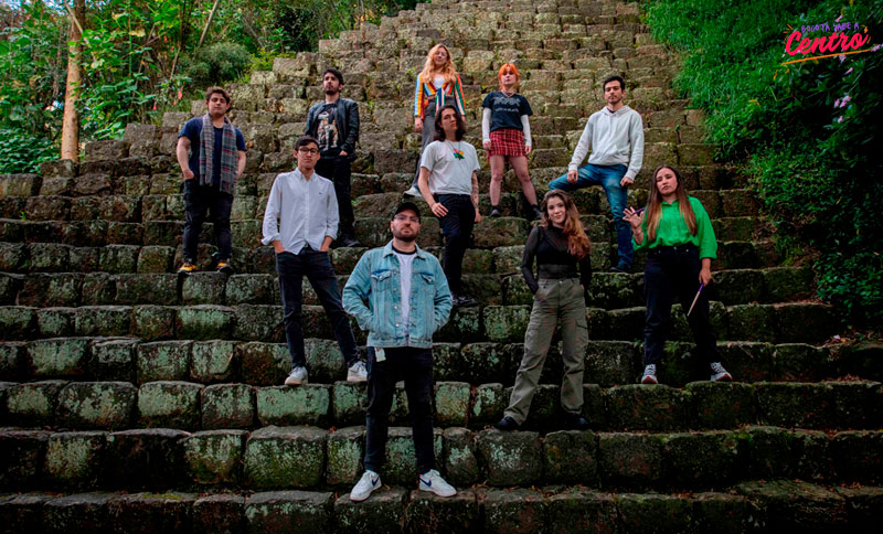 Grupo de jóvenes en unas escalera