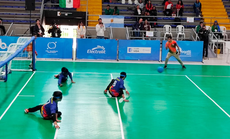 Jóvenes jugando fútbol