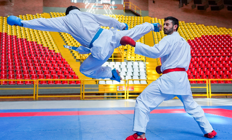 Dos personas practicando karate