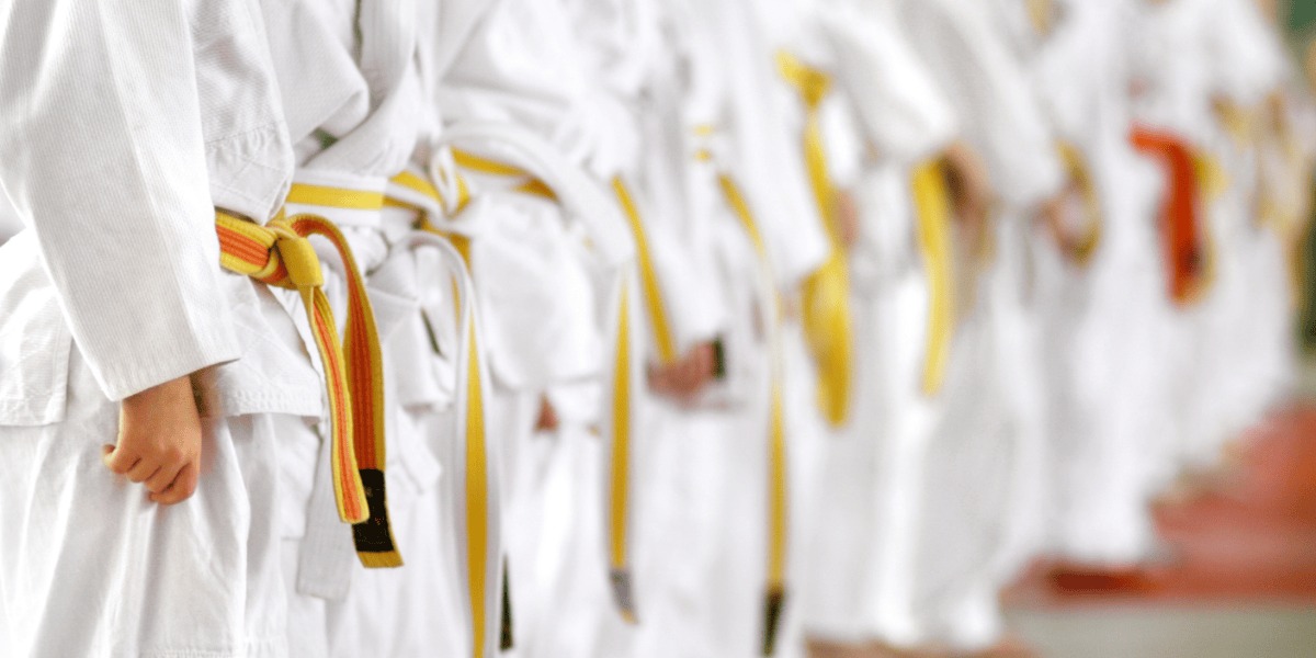 Niños con uniforme de karate.