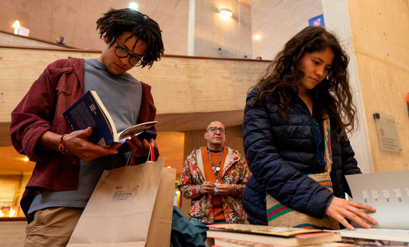 La Vuelta: una fiesta literaria que celebra la edición independiente!