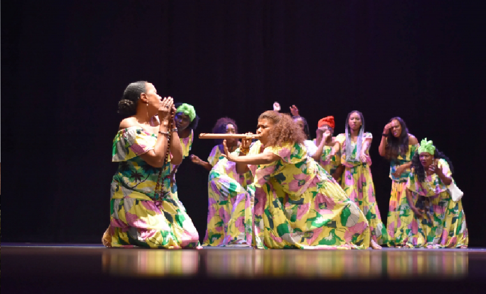 mujeres afrodescendientes actuando en un escecnario