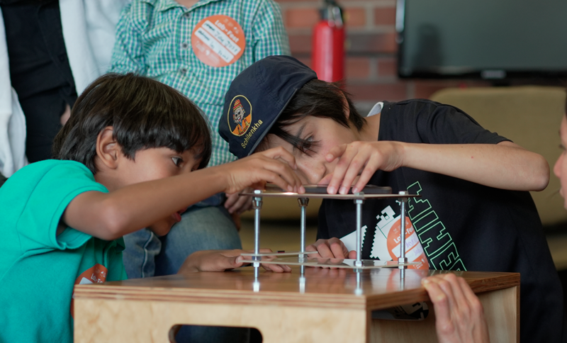 Dos niños en un laboratorio de creación de una biblioteca