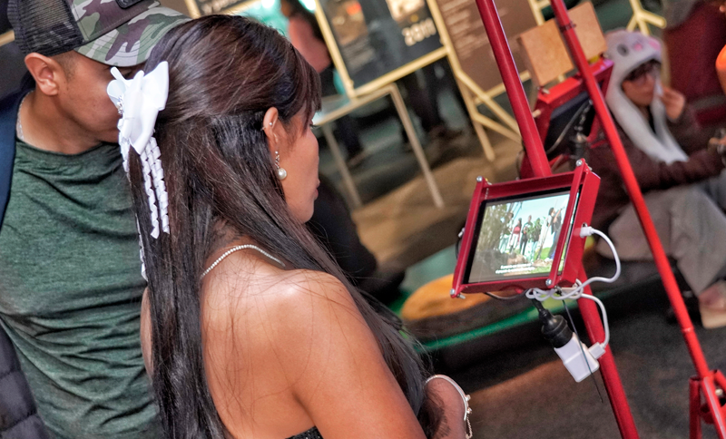 Dos jóvenes mirando una tablet