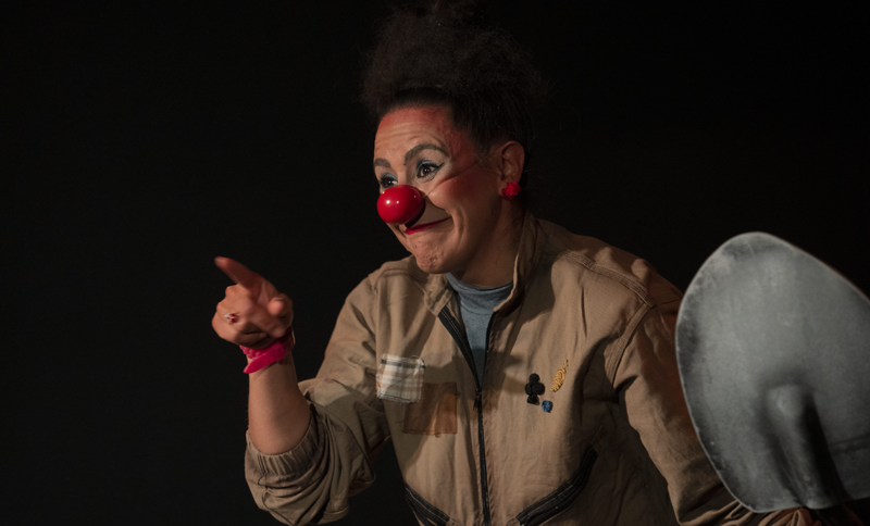 Mujer actuando con una nariz de payaso