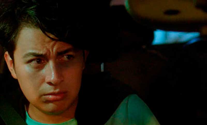 Hombre mirando de costado