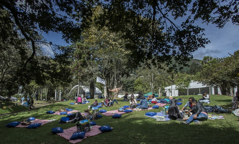 personas leyendo en un parque