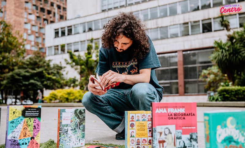 Persona leyendo un libro al aire libre