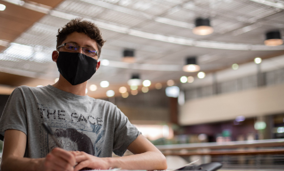 adolescente en una biblioteca