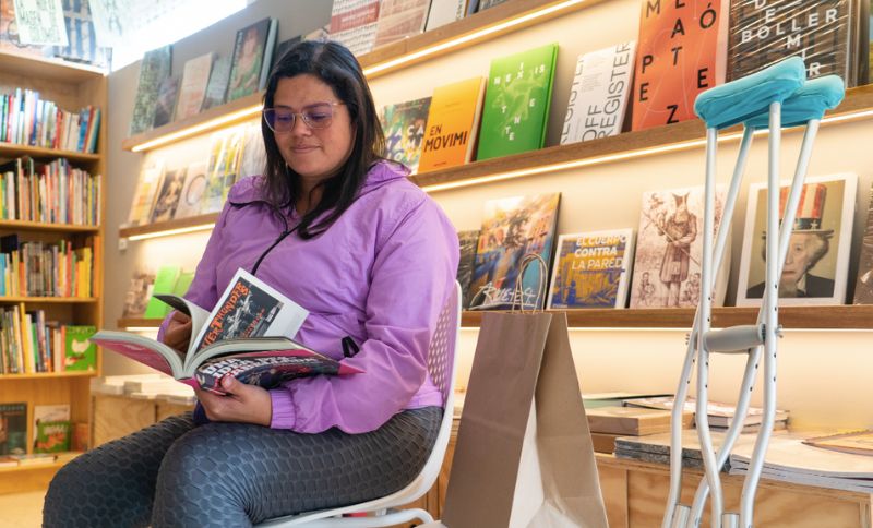 Mujer leyendo en biblioteca