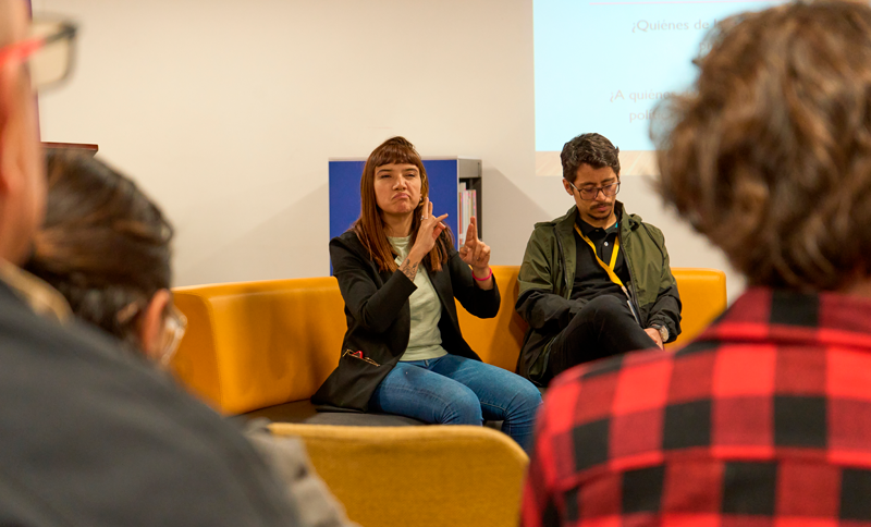 Personas participando de un curso de Lengua de Señas